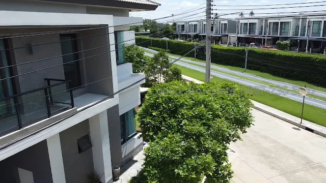 บ้านเดี่ยวหลังมุม Centro ราชพฤกษ์–สวนผัก บนที่ดิน 72.9 ตร.วา สวนร่มรื่น วิวเปิดโล่ง ตรงข้าม Bike Lane 750 เมตร พร้อมเฟอร์นิเจอร์และเครื่องใช้ไฟฟ้าครบ เดินทางสะดวก ใกล้ทางด่วนและรถไฟฟ้า - รูป 5